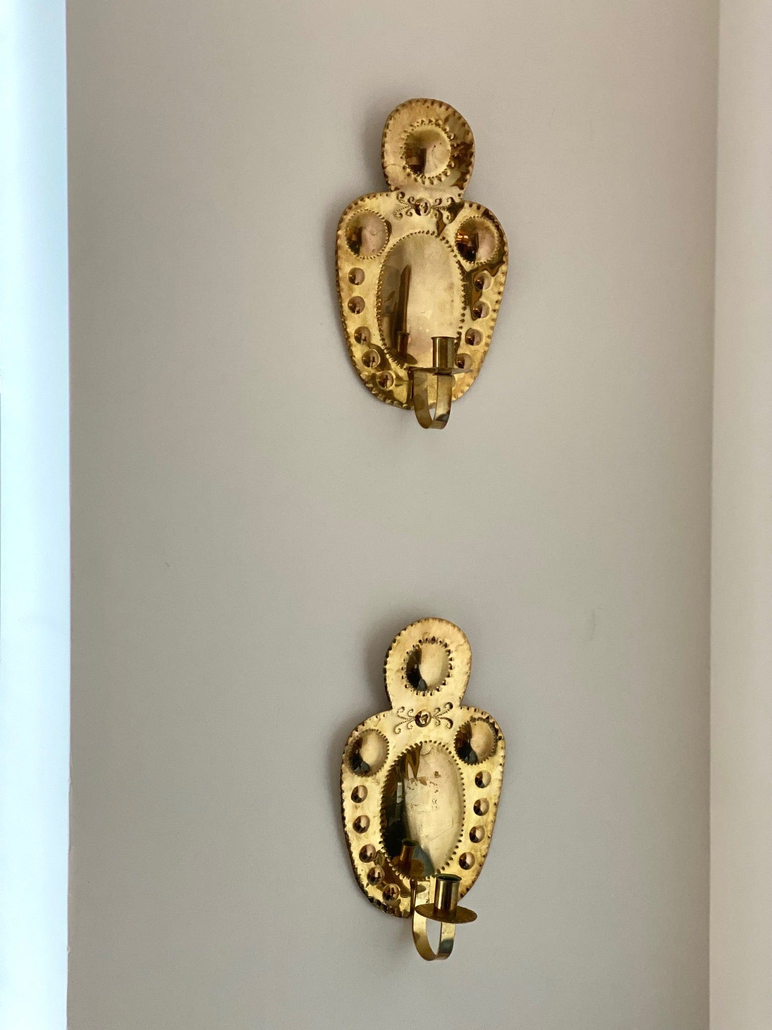 KEPT London A pair of circle embossed wall sconces