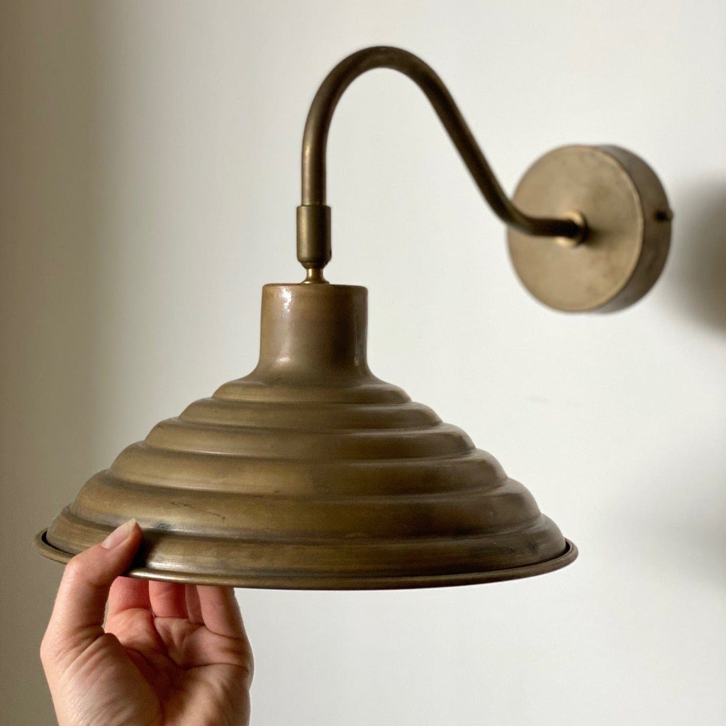 KEPT London Ribbed brass wall light